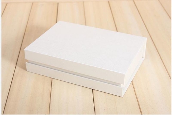 Magnetic Lid Closed Paper Packing Box OEM Book Shape Varnish Finishing